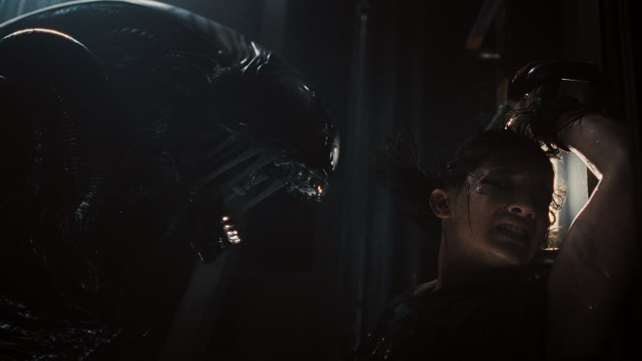 Xenomorph and Cailee Spaeny as Rain Carradine